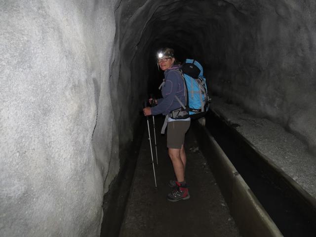 im anderthalb Kilometer langen Niwärch Wasserstollen bleibt man nicht lange stehen, zu kalt ist es