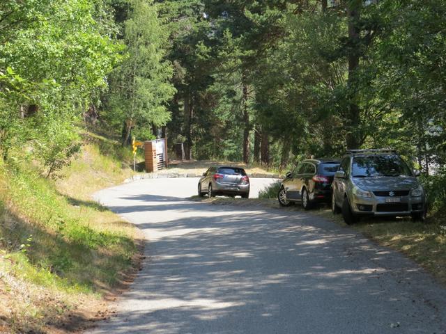 ... und erreichen schon nach ein paar Minuten den Parkplatz mit unserem Auto