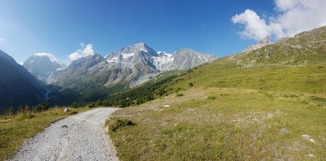 prächtig ist der Anblick von Mont Collon und Pigne d'Arolla, vorgelagert die Pointes de Tsena Réfien und Monts Rouges