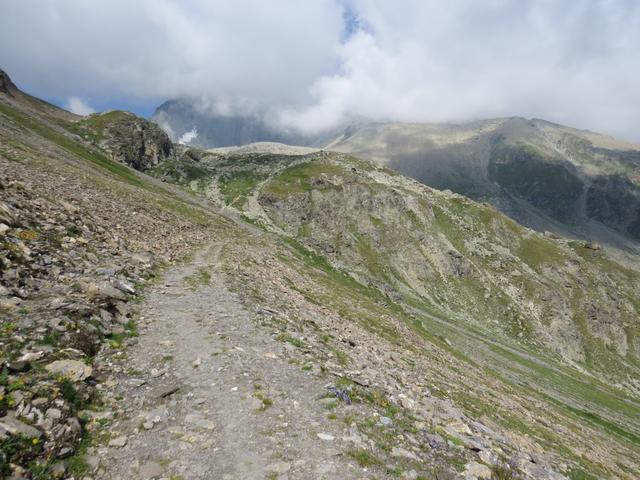 bei der Weggabelung angekommen biegen wir links ab Richtung Cabane des Aiguilles Rouges