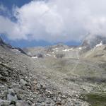 Blick in den gigantischen Bergkessel von Les Ignes. Rechts die Aiguilles Rouges d'Arolla