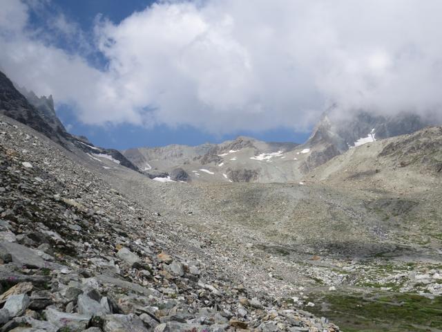 Blick in den gigantischen Bergkessel von Les Ignes. Rechts die Aiguilles Rouges d'Arolla