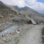 wir stehen vor dem Abfluss des Glacier des Ignes. Eine Brücke weist uns den Weg über sein breites Bett