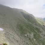 in einem Bogen durchquert der Bergweg nun den steilen Berghang zu Füssen des Aiguilles Rouges Gletscher