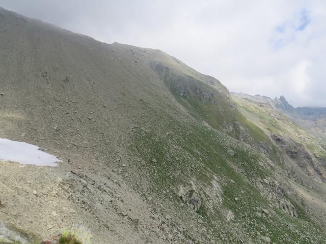 in einem Bogen durchquert der Bergweg nun den steilen Berghang zu Füssen des Aiguilles Rouges Gletscher