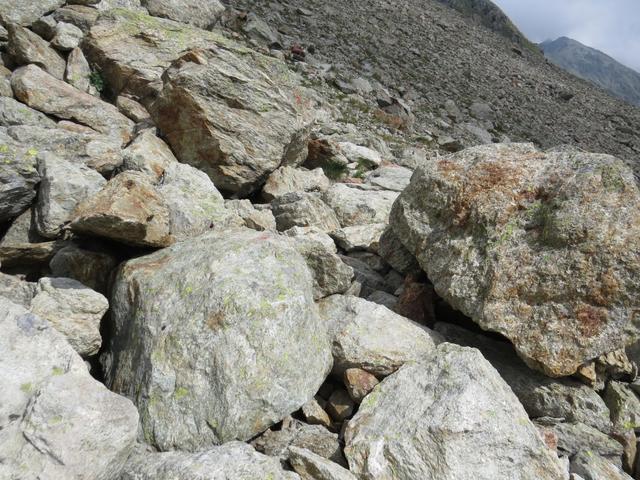 grosse Felsblocke erschweren den weiterweg