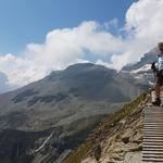 ...durchquert der schmale Wanderweg glatte Felsplatten