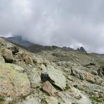 die Cabane des Aiguilles Rouge taucht vor uns auf