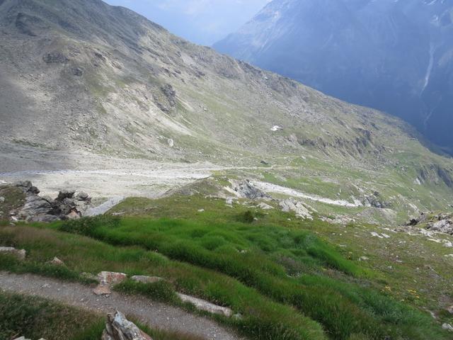 von der Cabane schauen wir hinunter ins Val d'Arolla und Richtung Lac Bleu den wir tags darauf besuchen werden