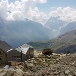 Am Rand einer hohen Felskante errichtet, bietet die Hütte einen atemberaubenden Ausblick