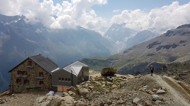 Am Rand einer hohen Felskante errichtet, bietet die Hütte einen atemberaubenden Ausblick