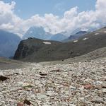 hinter diesem Felssporn befindet sich die Cabane des Aiguilles Rouges