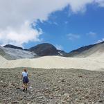 weiter aufwärts laufen wir in den riesigen Kessel oberhalb der Cabane und gleichzeitig...