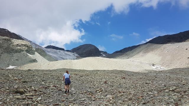 weiter aufwärts laufen wir in den riesigen Kessel oberhalb der Cabane und gleichzeitig...