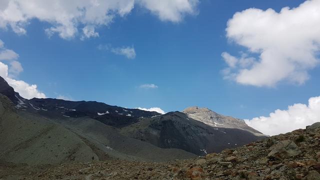 letzer Blick hinauf zum Mont de l'Etoile. Wir sind gespannt wie der Bergweg dort hinauf sein wird