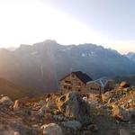 schönes Breitbildfoto mit Blick zurück zur Cabane des Aiguilles Rouges