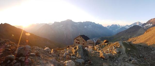 schönes Breitbildfoto mit Blick zurück zur Cabane des Aiguilles Rouges