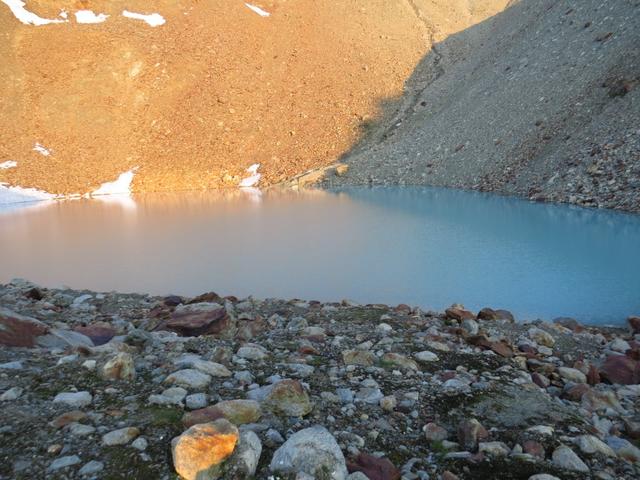 von der Hütte folgen wir zunächst kurz dem guten Hüttenweg. Vorbei an 2844 m.ü.M. erreichen wir den Gletschersee 2834 m.ü.M