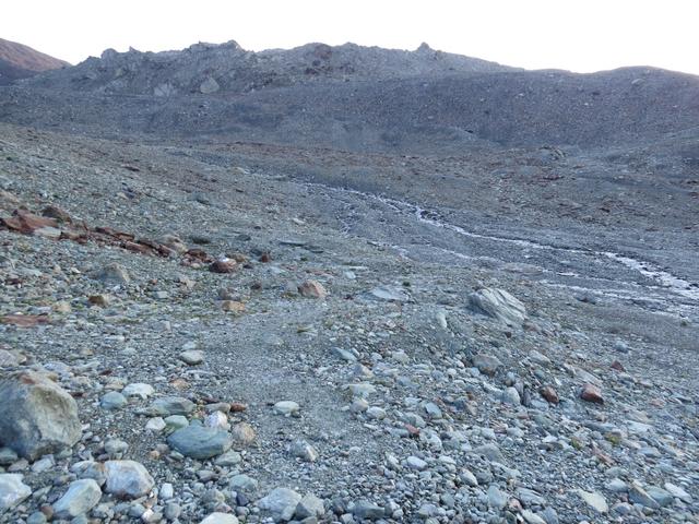 wir lassen den Gletschersee hinter uns, und steigen in den geröllbeladenen Talboden hinunter