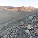 auf der anderen Seite führt der nun eher dürftig markierte Bergweg, zum Moränenkamm hinauf...