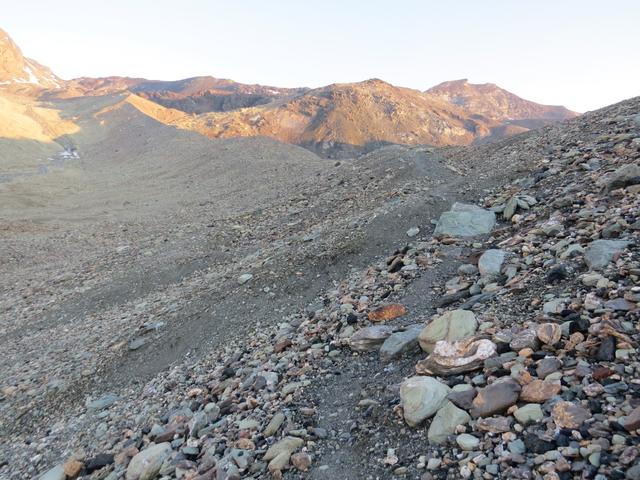 auf der anderen Seite führt der nun eher dürftig markierte Bergweg, zum Moränenkamm hinauf...