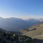 traumhaft schönes Breitbilidfoto mit Dent Blanche, Mont Collon, Pigne d'Arolla und ganz rechts der Mont Blanc de Cheilon