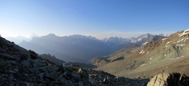 traumhaft schönes Breitbilidfoto mit Dent Blanche, Mont Collon, Pigne d'Arolla und ganz rechts der Mont Blanc de Cheilon