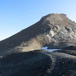 gut ersichtlich der Bergpfad, der nun linkerhand vom Gipfelaufbau hineinzieht