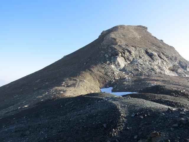 gut ersichtlich der Bergpfad, der nun linkerhand vom Gipfelaufbau hineinzieht