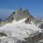 das glitzernde Eis des Glacier des Aiguilles Rouges und die Aiguilles Rouges d'Arolla