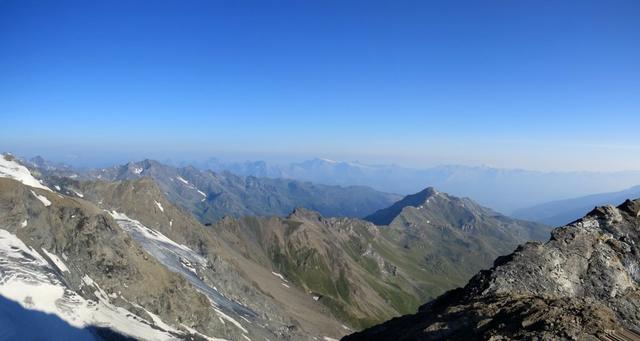 Blick über das Rhonetal hinaus in die Berner Alpen mit Les Diablerets