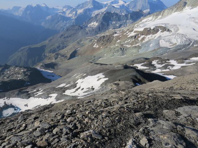 Blick in den hochalpinen Geröllkessel von wo wir hinaufgestiegen sind, und zur Cabane