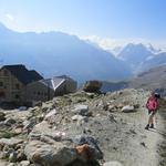 wir packen alles wieder in zwei Rucksäcken und verlassen die Cabane des Aiguilles Rouge