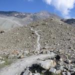 von der Hütte folgen wir den guten Hüttenweg Richtung Lac Bleu um den Hügel 2844 m.ü.M. herum