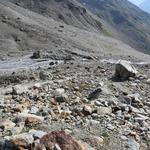 der erfolgt nun über einen steilen Bergpfad, oberhalb schroffer Felswände in einem Bogen zum Gletscherbach