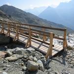bei Punkt 2790 m.ü.M. überqueren wir über eine solide Holzbrücke den Gletscherbach