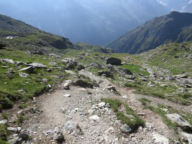 unterhalb eines kleinen Felsgrates beschreibt der Pfad eine Spitzkehre, und bringt uns weiter bergab