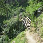 zwischendurch erleichtern kleine Holzbrücken das überqueren der Bergbäche