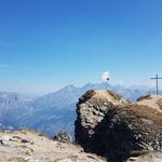 zum Gipfel des Illhorns 2717 m.ü.M., den ein Felsspalt teilt