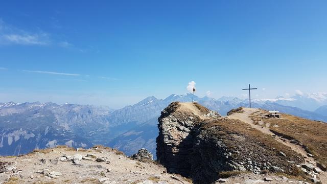 zum Gipfel des Illhorns 2717 m.ü.M., den ein Felsspalt teilt