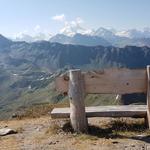 bei dieser schönen Bank auf dem Vorgipfel, haben wir danach eine kurze Pause eingelegt, und die Aussicht bestaunt