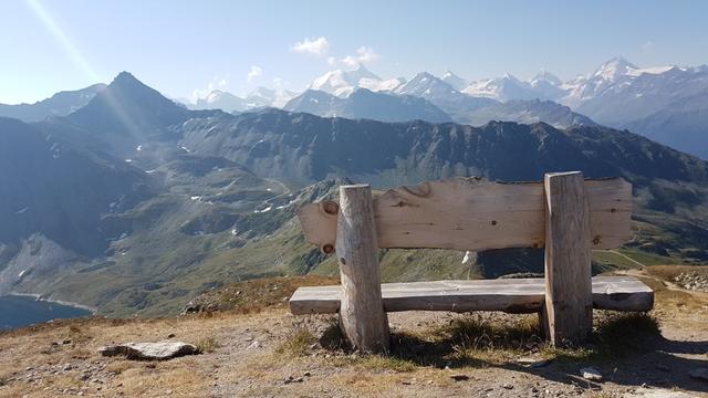 bei dieser schönen Bank auf dem Vorgipfel, haben wir danach eine kleine Pause eingelegt, und die Aussicht bestaunt