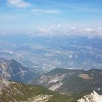 Blick ins Rhonetal Richtung Sion. Am Horizont gut erkennbar Les Diablerets und die Berner Alpen mit dem Wildhorn