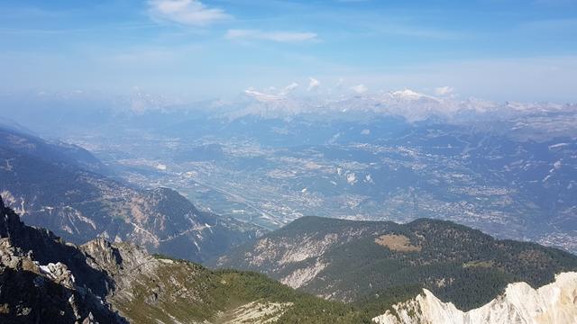 Blick ins Rhonetal Richtung Sion. Am Horizont gut erkennbar Les Diablerets und die Berner Alpen mit dem Wildhorn