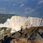 ...in den wüsten, beinahe vegetationslosen Illgraben dar, der 2000 Meter tief in das Rhonetal führt