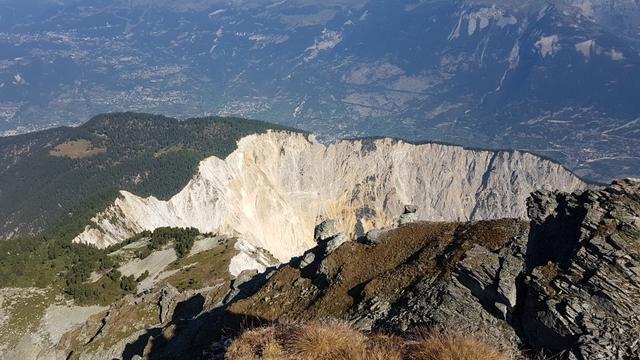 ...in den wüsten, beinahe vegetationslosen Illgraben dar, der 2000 Meter tief in das Rhonetal führt