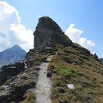 vor uns der Aussichtspunkt 2581 m.ü.M. mit dem grossen Holzkreuz