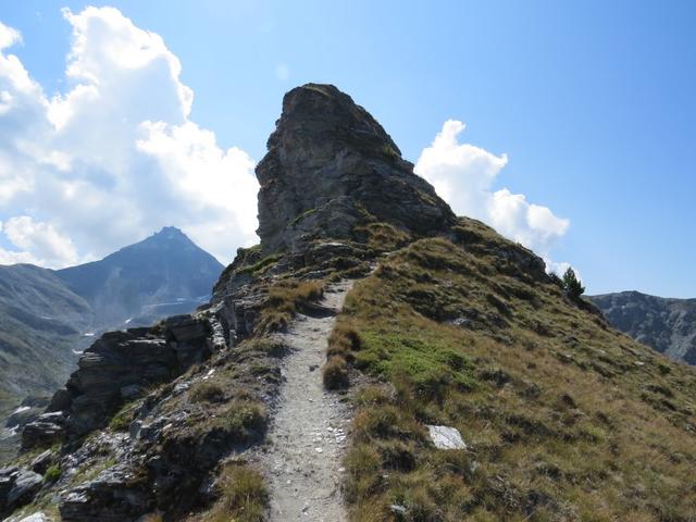 vor uns der Aussichtspunkt 2581 m.ü.M. mit dem grossen Holzkreuz