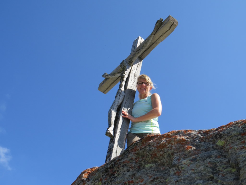 meine Maus beim grossen Holzkreuz Punkt 2581 m.ü.M.