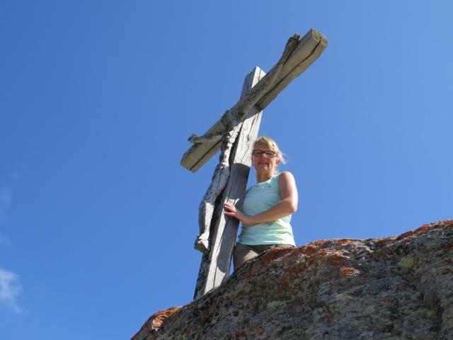 meine Maus beim grossen Holzkreuz Punkt 2581 m.ü.M.